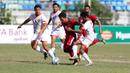 Pemain Timnas Indonesia U-19, Egy Maulana Vikri, berusaha melewati pemain Brunei Darussalam pada laga Piala AFF U-18 di Stadion Thuwunna, Rabu, (13/9/2017). Indonesia menang 8-0 atas Brunei Darussalam. (Liputan6.com/Yoppy Renato)