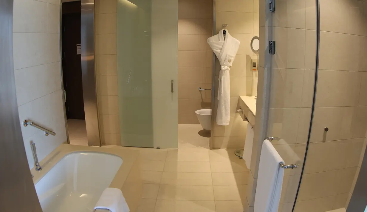 Fasilitas yang tersedia di Hotel Pullman Doha West-Bay, seperti kamar mandi dan kamar tidur menggabungkan layanan kemewahan hotel bintang 5 dan kenyamanan rumah sendiri. (AFP/Karim Jaafar)
