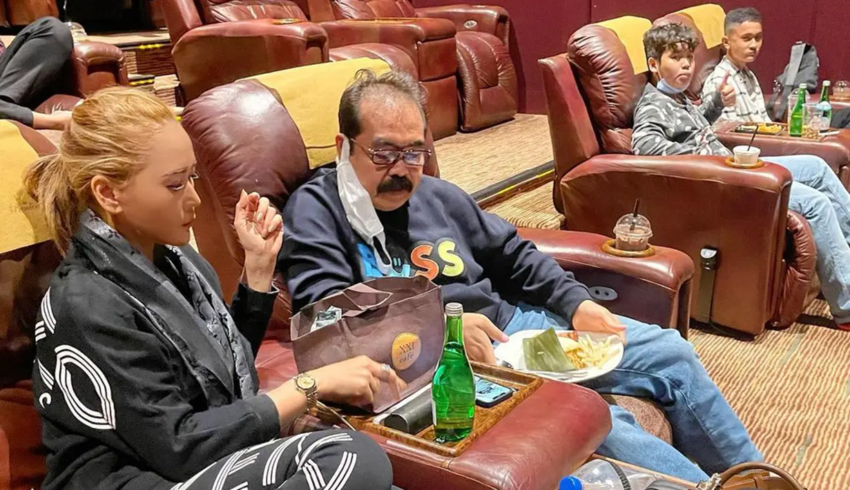 Melalui akun Instagram terverifikasi Inul Daratista, @inul.d, keluarga ini kerap membagikan momen saat mereka quality time bersama anak mereka. Di antara aktivitas yang dilakukan Inul dan Adam untuk menghibur anaknya adalah dengan nonton bioskop bersama. (Instagram/inul.d)