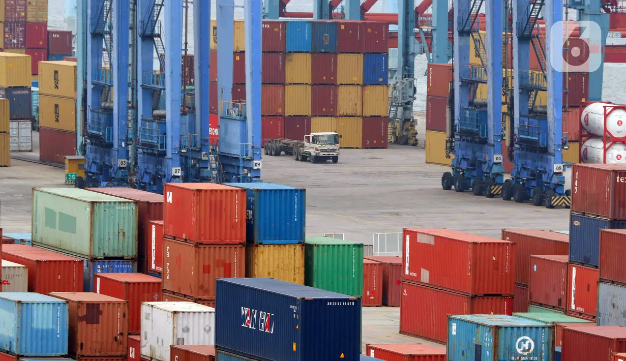 Aktivitas bongkar muat peti kemas di Pelabuhan Tanjung Priok, Jakarta, Kamis (17/2/2022). Badan Pusat Statistik (BPS) melaporkan neraca perdagangan Indonesia pada Januari 2022 kembali mengalami surplus sebesar USD 930 juta. (Liputan6.com/Herman Zakharia)