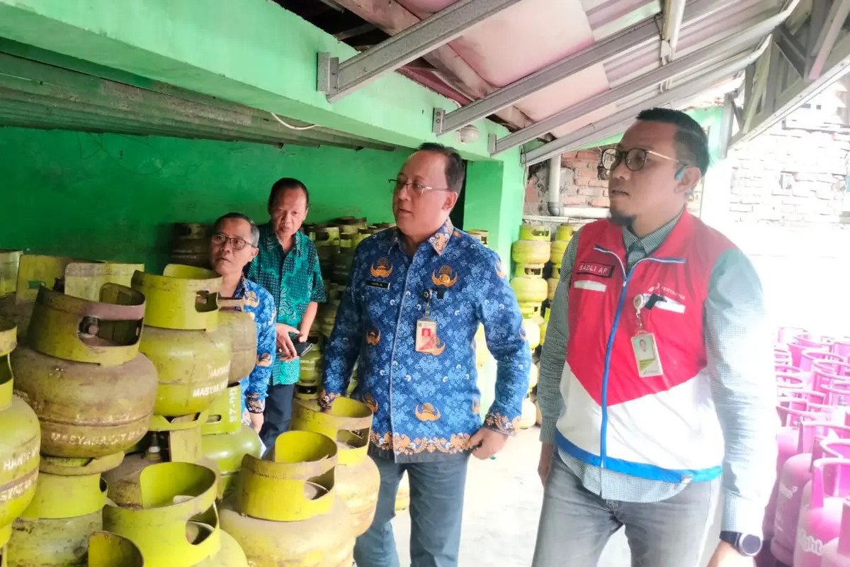 Dinas Tenaga Kerja Transmigrasi dan Energi (Disnakertransgi) melakukan monitoring ketersediaan stok dan pendistribusian LPG tabung 3 kg