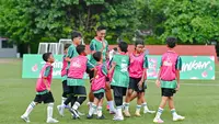 Rizky Ridho Main Bareng 2 Bocah Putri, Buah Kampanye Sepak Bola Inklusif