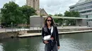 Dengan celana kargo dan jaket kulit, tampilannya begitu stylish.  [Foto: Instagram/ Cinta Laura]