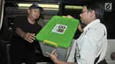 Anggota Partai Keadilan Sejahtera (PKS) mengangkut boks berkas bakal caleg untuk diserahkan ke KPU, Jakarta, Selasa (17/7). PKS daftarkan 538 bakal caleg. (Merdeka.com/Iqbal S Nugroho)