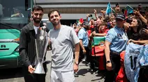 Pemain Timnas Portugal, Bruno Fernandes (kiri) dan Bernardo Silva berfoto bersama dengan fans sambil membawa trofi juara ajang Nations League 2025 setibanya di Bandara Lisbon, Portugal, Senin (09/06/2025) waktu setempat. (AFP/Carlos Costa)