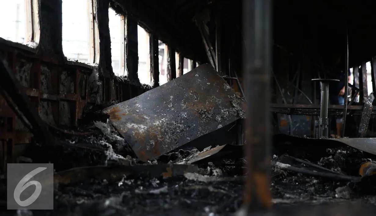 Kondisi bagian dalam gerbong Kereta Kertajaya jurusan Surabaya-Jakarta usai terbakar di Stasiun Tanjung Priok, Jakarta, Kamis (25/8). (Liputan6.com/Faizal Fanani)