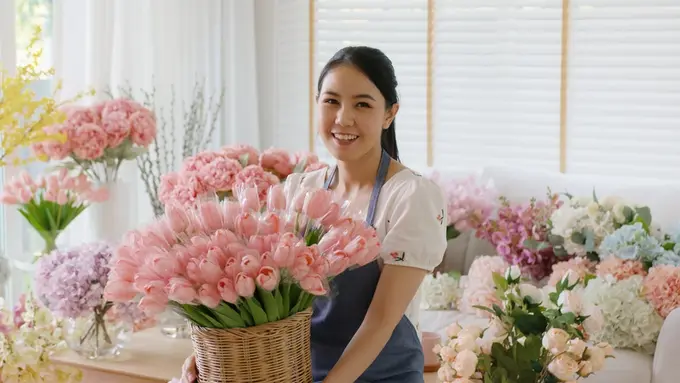 florist merangkai bunga penjual bunga tersenyum dewasa wirausaha
