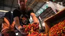 Pedagang cabai merah merapikan dagangannya di Pasar Jati, Jakarta, Kamis (10/3/2022). Kenaikan harga cabai rawit merah di Pasar Jati dipicu pasokan yang menurun akibat cuaca buruk di sejumlah daerah penghasil. (Faizal Fanani/Liputan6.com)