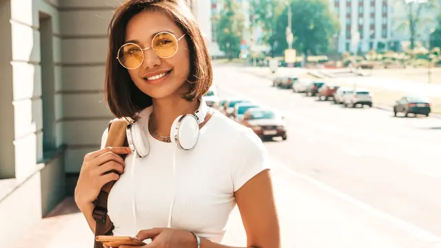 wanita oktober rambut pendek