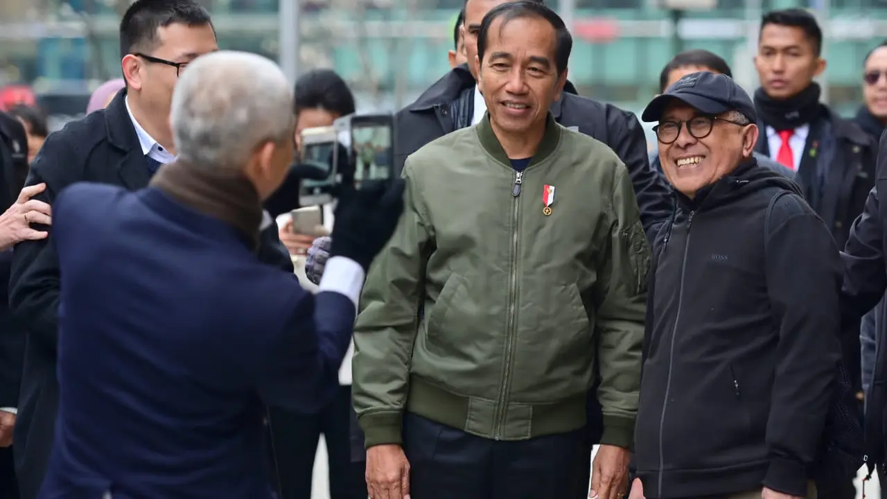 Presiden Joko Widodo (Jokowi) jalan pagi dan menyapa masyarakat Indonesia yang berada di sekitar hotel tempatnya bermalam.