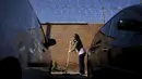 Seorang wanita pekerja seks menyapu jalanan kota madrid, Spanyol , Rabu  (14/10/2015).   Kegiatan ini mereka lakukan untuk mengecam perlakukan terhadap profesi mereka di masyrakat. (REUTERS /Andrea Comas)