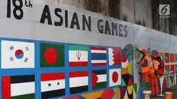 Petugas PPSU Srengseng Sawah menggambar mural bertema Asian Games 2018 di kolong flyover Universitas Indonesia, Depok, Jawa Barat, Jumat (27/7). Mural dibuat dalam rangka menyambut perhelatan Asian Games 2018. (Liputan6.com/Immanuel Antonius)