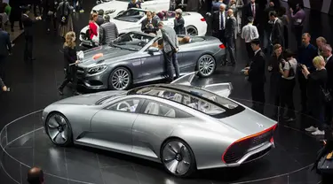 Pengunjung melihat mobil baru keluaran Mercedes Benz selama 66th Internationale Automobil-Ausstellung (IAA) di Frankfurt, Jerman (16/9/2015). Pameran ini di selenggarakan mulai tanggal 15-27 September 2015. (AFP PHOTO/ODD ANDERSEN)