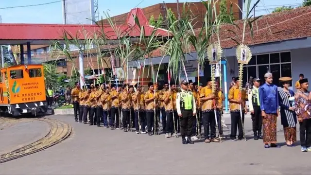 Prosesi manten tebu di PG Rendeng Kudus. (Liputan6.com/Arief Pramono)