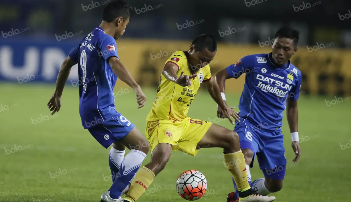 Pemain Persib, Samsul Arif (kiri) dan Tony Sucipto, berebut bola dengan pemain Sriwijaya FC, M. Ridwan, dalam laga Torabika Soccer Championship 2016 di Stadion Si Jalak Harupat, Bandung, Sabtu (30/4/2016). (Bola.com/Vitalis Yogi Trisna)