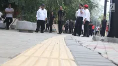 Presiden Joko Widodo (jokowi) didampingi Menteri PUPR Basuki Hadimuljono dan Gubernur DKI Anies Baswedan meninjau fasilitas umum untuk masyarakat berkebutuhan khusus di Kompleks Gelora Bung Karno, Senayan, Selasa (16/10). (Liputan6.com/Angga Yuniar)