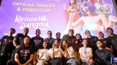 Jajaran pemain dan film kreatif berfoto bersama usai menggelar jumpa pers terkait peluncuran Official Trailer Film Mendadak Dangdut pada Rabu, 9 April 2025 di Plaza Senayan XXI, Jakarta, Rabu (9/4/2025). (Liputan6.com/Herman Zakharia)