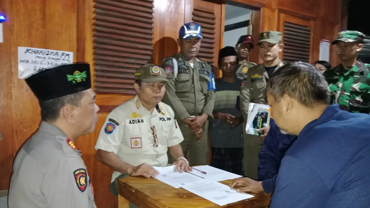 Personil Gabungan melakukan razia rumah karaoke yang berkedok radio komunitas di Banyuwangi (Istimewa)
