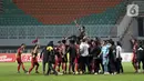 Pemain Persis Solo merayakan kemenangan laga semifinal Liga 2 Indonesia 2021 melawan Martapura Dewa United, Stadion Pakansari, Bogor, Senin (27/12/2021). Persis Solo unggul 2-1 dan melaju ke final serta memastikan satu tempat promosi ke BRI Liga 1. (Liputan6.com/Helmi Fithriansyah)