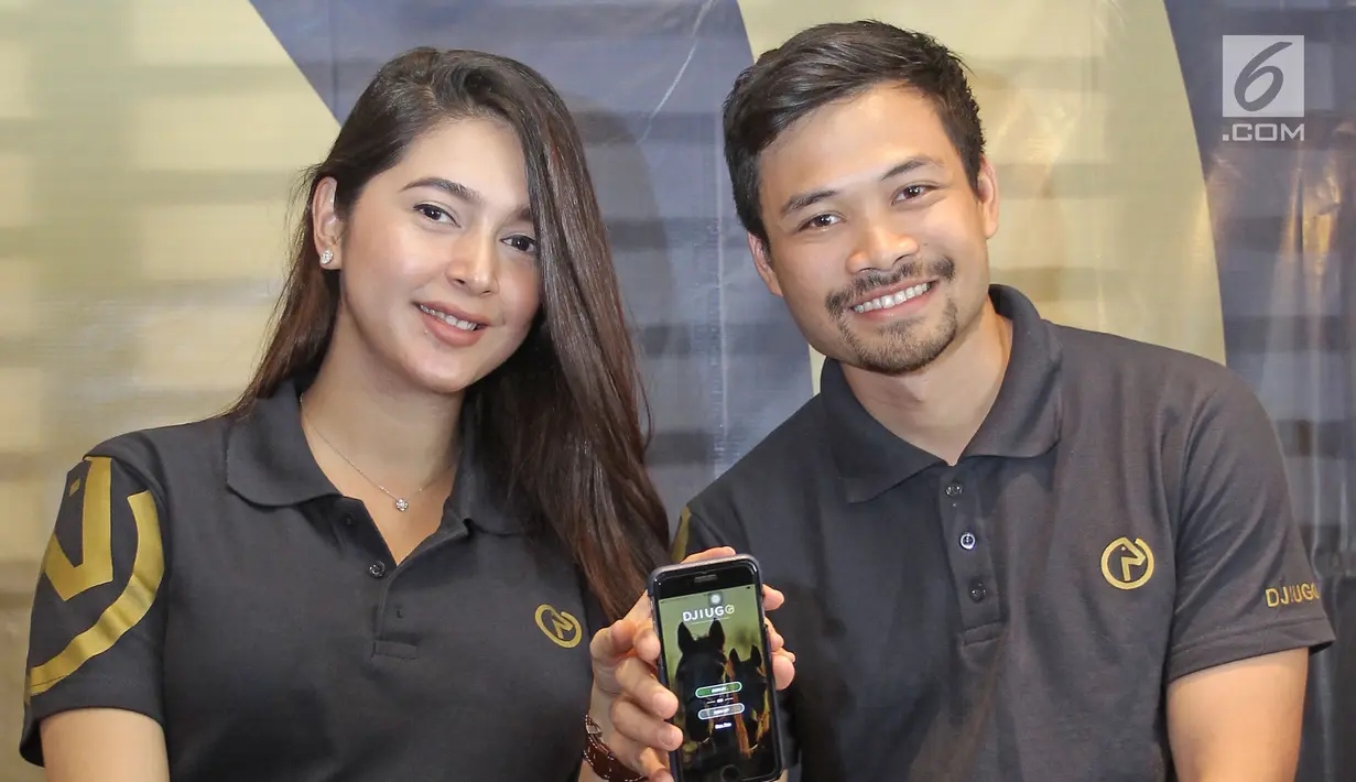 Pasangan selebritis Nabila Syakieb dan Reshwara Radinal menunjukkan aplikasi Djiugo di Jakarta, Selasa (14/11). Djiugo adalah Aplikasi yang menyediakan informasi dan layanan lengkap untuk peminat olahraga berkuda. (Liputan6.com/Herman Zakharia)