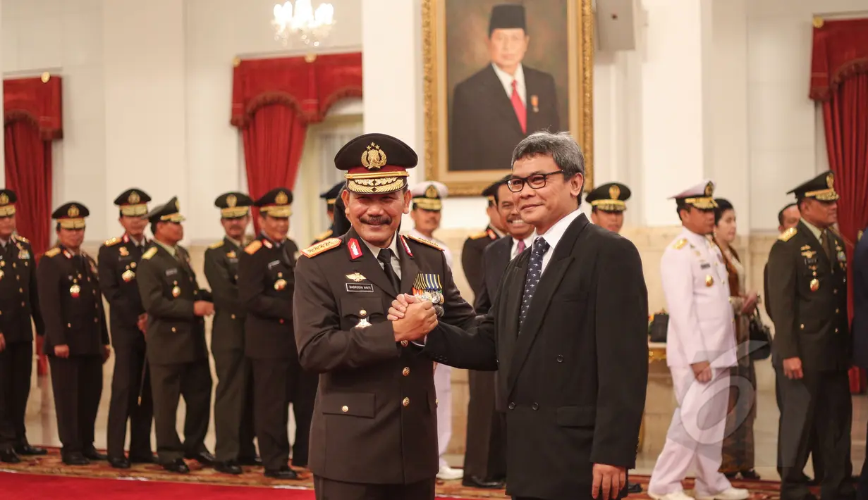 Kapolri Jenderal Pol. Badrodin Haiti (kiri) bersalaman bersama Plt Wakil Ketua KPK Johan Budi usai pengucapan sumpah jabatan di Istana Negara, Jakarta, Jumat (17/4/2015). (Liputan6.com/Faizal Fanani)