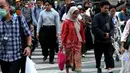 Baginya pendidikan merupakan jalan utama untuk mengangkat derajat perempuan agar mandiri dan berdaya. Tampak dalam foto, salah satu perempuan mengenakan kebaya saat melintas di sekitar kawasan Bundaran Hotel Indonesia, Jakarta, Selasa (21/4/2026). (Kapanlagi.com/Budy Santoso)
