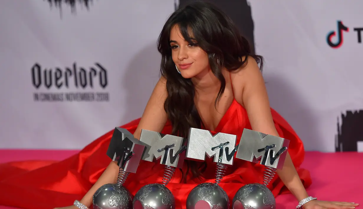 Penyanyi cantik asal Kuba, Camila Cabello berpose dengan empat penghargaan yang diraihnya selama MTV Europe Music Awards 2018 di Bizkaia Arena, Bilbao, Spanyol (4/11). (AFP Photo/Ander Gillenea)