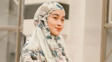 Selain menginspirasi soal makeup, Diniyaan juga memberikan inspirasi dalam hal gaya hijab. Memutuskan pakai hijab di usia muda, tak sedikit yang memuji selebgram asal Bandung ini. Punya wajah cantik dan kalem, beauty vlogger berusia 19 tahun ini bikin adem saat mengenakan mukena. (Liputan6.com/IG/@diniyaan)