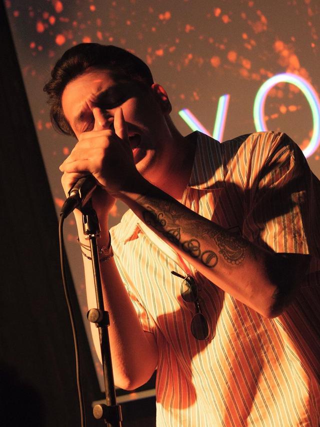 Punya Tato Besar di Lengan, Ini 6 Potret Kevin Julio yang Makin Macho