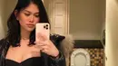 Kembali berfoto di depan cermin, Belleza tampil lebih berani dengan menggunakan crop bra hitam, yang ditumpuknya dengan puffer jacket dan dipadunya dengan celana motif kulit. Foto: Instagram.