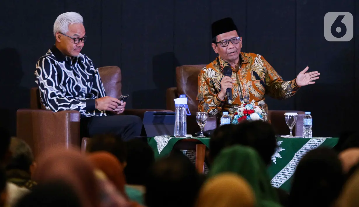 Calon Presiden Ganjar Pranowo bersama Calon Wakil Presiden Mahfud MD di sela acara dialog terbuka bersama Muhammadiyah di Kampus Universitas Muhammadiyah Jakarta (UMJ) Ciputat, Tangerang Selatan, Banten, Kamis (23/11/2023). (Liputan6.com/Herman Zakharia)