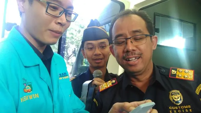 Direktur Jenderal Bea dan Cukai, Heru Pambudi saat meresmikan Laboratorium di kantor Bea dan Cukai Semarang, Jawa Tengah, Senin (18/12/2017). (Fiki/Liputan6.com)