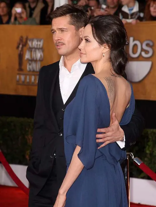 Melansir Mirror.co.uk, seorang penulis Biografi Brad Pitt, Ian Halperin menuturkan kabar bahagia itu. Bahkan ia mengatakan Jolie dan Pitt yang melakukan konsolidasi pun saling berpelukan setelah itu. (AFP/Jason Merritt)