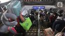 <p>Sejumlah penumpang kereta kereta api jarak jauh menuruni tangga pintu keluar di Stasiun Pasar Senen, Jakarta Pusat, Senin (9/5/2022). PT Kereta Api Indonesia (KAI) mengungkapkan gelombang arus balik pemudik pada H+7 Lebaran 2022 terpantau masih tinggi. Tercatat sebanyak 40.800 penumpang tiba pada hari Senin ini dikarenakan penundaan waktu sekolah dan pelaksanaan Work From (WFH). (merdeka.com/Iqbal S Nugroho)</p>