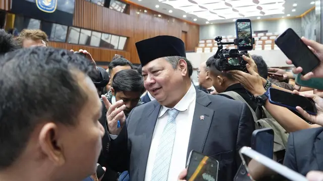 Menteri Koordinator Bidang Perekonomian Airlangga Hartarto dalam Konferensi Pers
