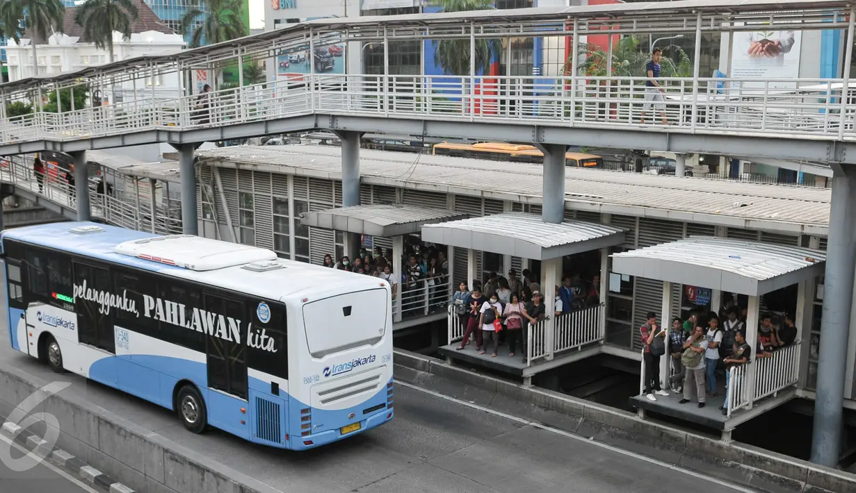 Penumpang menunggu bus Transjakarta di halte Harmoni, Jakarta, Sabtu (7/1). PT Transportasi Jakarta (Transjakarta) akan menambah 2.000 unit bus tahun 2017 ini.  (Liputan6.com/Yoppy Renato)