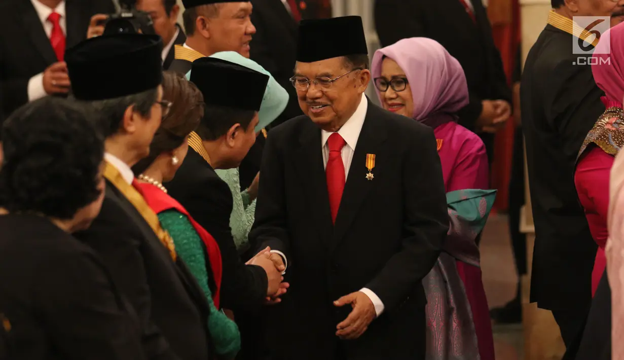 Wakil Presiden Jusuf Kalla menyalami tokoh nasional usai upacara pemberian tanda kehormatan di Istana Negara, Kamis (15/8/2019). Dalam rangka peringatan HUT ke-74 RI, Presiden memberikan gelar tanda kehormatan Bintang Mahaputra Utama dan Bintang Jasa Utama kepada 29 orang (Liputan6.com/Angga Yuniar)