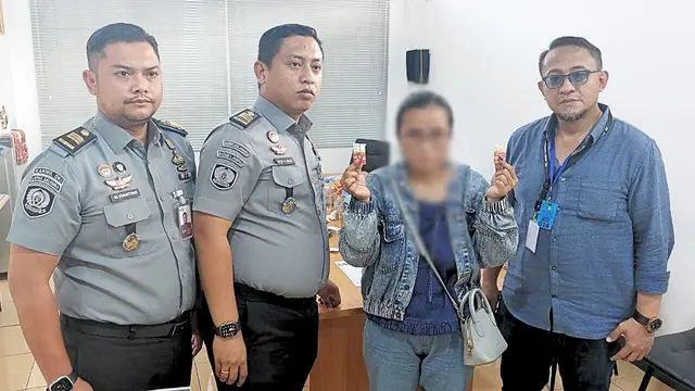 Seorang wanita ditangkap saat hendak menyelundupkan narkoba jenis sabu ke Lapas Kelas IIA Salemba di Jalan Percetakan Negara, Cempaka Putih, Jakarta Pusat. (Liputan6.com/Ady Anugrahadi)