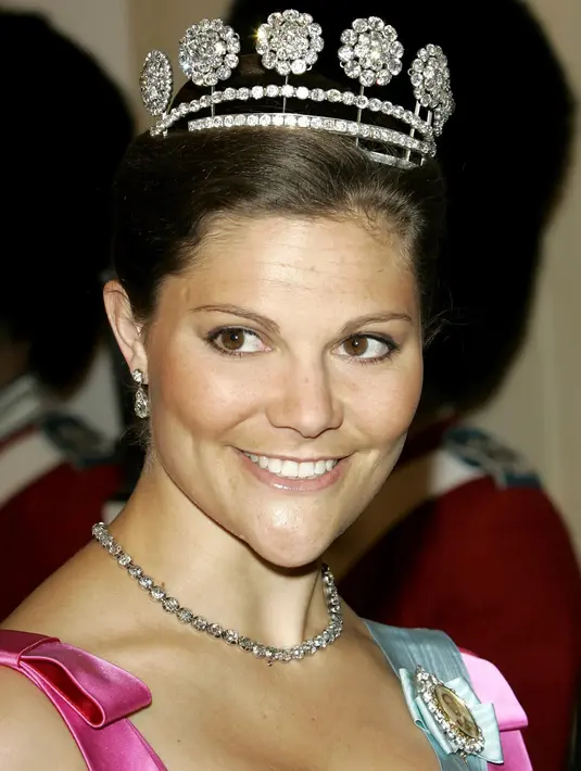 Tiara Baden Fringe yang dikenakan oleh Putri Mahkota Victoria dari Swedia. Tiara ini terdiri dari 47 berlian yang bersinar. Asal-usulnya berasal dari tahun 1880an. Foto: Vogue.