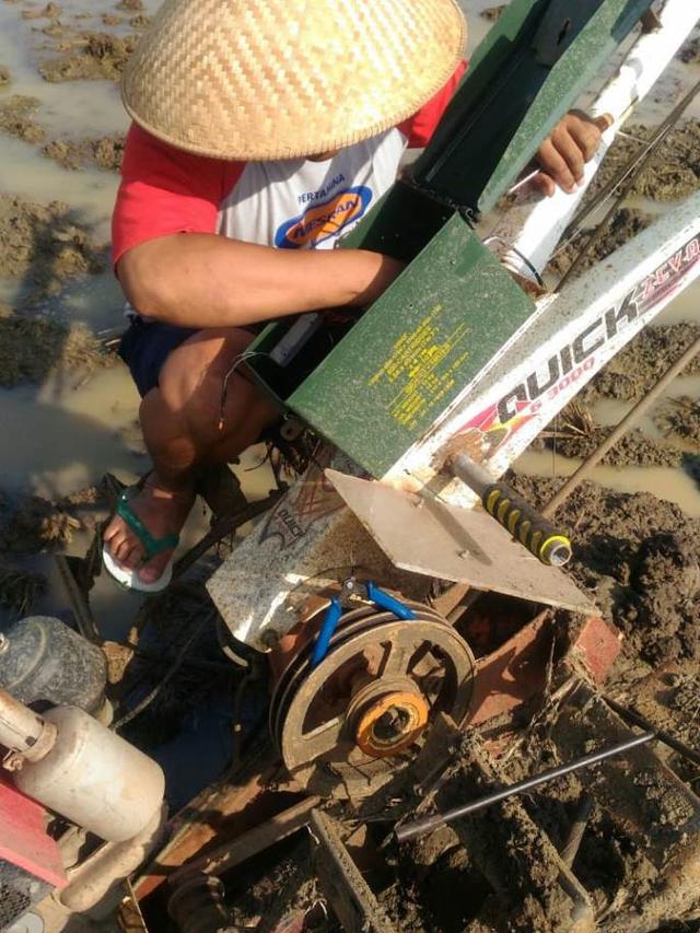 Bak Transformers Traktor Setan Membajak Sawah Dengan Remote