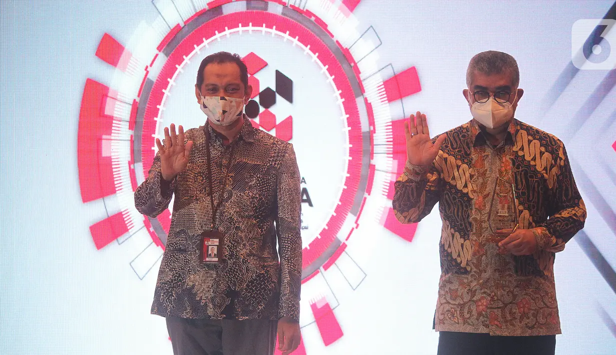 Wakil Ketua KPK Nurul Ghufron (kiri) dan Direktur Pengembangan Investasi BPJAMSOSTEK Amran Nasution (kanan) foto bersama pada acara penganugrahan rangakaian peringatan Hari Anti Korupsi Sedunia (Hakordia) 2020 di Gedung KPK, Selasa (22/12/2020). (Liputan6.com/Pool/bpjamsostek)