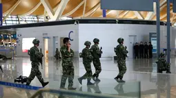 Sejumlah polisi militer melakukan penjagaan di dekat lokasi ledakan di Bandara Internasional Pudong, Shanghai, China, Minggu (12/6). Bandara tersebut diguncang ledakan bom di area check-in yang melukai empat orang. (REUTERS/Aly Song)