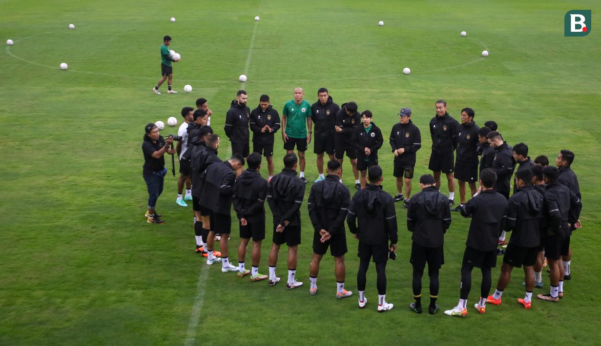 Pelatih dan pemain Timnas Indonesia melakukan briefing sebelum latihan untuk persiapan menjelang laga leg pertama semifinal Piala AFF 2022 menghadapi Vietnam di Lapangan A, Kompleks Gelora Bung Karno, Jakarta, Rabu (04/01/2023). (Bola.com/Bagaskara Lazuardi)