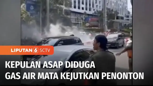 Sebuah benda yang diduga gas air mata milik polisi meledak di depan Hotel Atlet, dekat Pintu 5 GBK, Jumat (06/01) sore. Kejadian ini membuat para suporter yang akan menonton semi final Indonesia vs Vietnam di Stadion GBK mengalami perih mata.