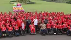 Presiden Joko Widodo foto bersama para atlet usai memberikan bonus kepada peraih medali Asian Para Games 2018 di Istana Bogor, Jakarta, Sabtu (13/10). Bonus yang diberikan setara dengan bonus yang diterima atlet Asian Games 2018. (Liputan6.com/HO/Randy)