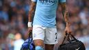 5. Bek sayap anyar Manchester City, Kyle Walker membantu pekerja medis dengan membawakan tas para petugas. Momen ini terjadi ketika para pekerja medis sedang sibuk menangani Ederson Moraes yang terluka parah. (AFP/Oli Scarff)