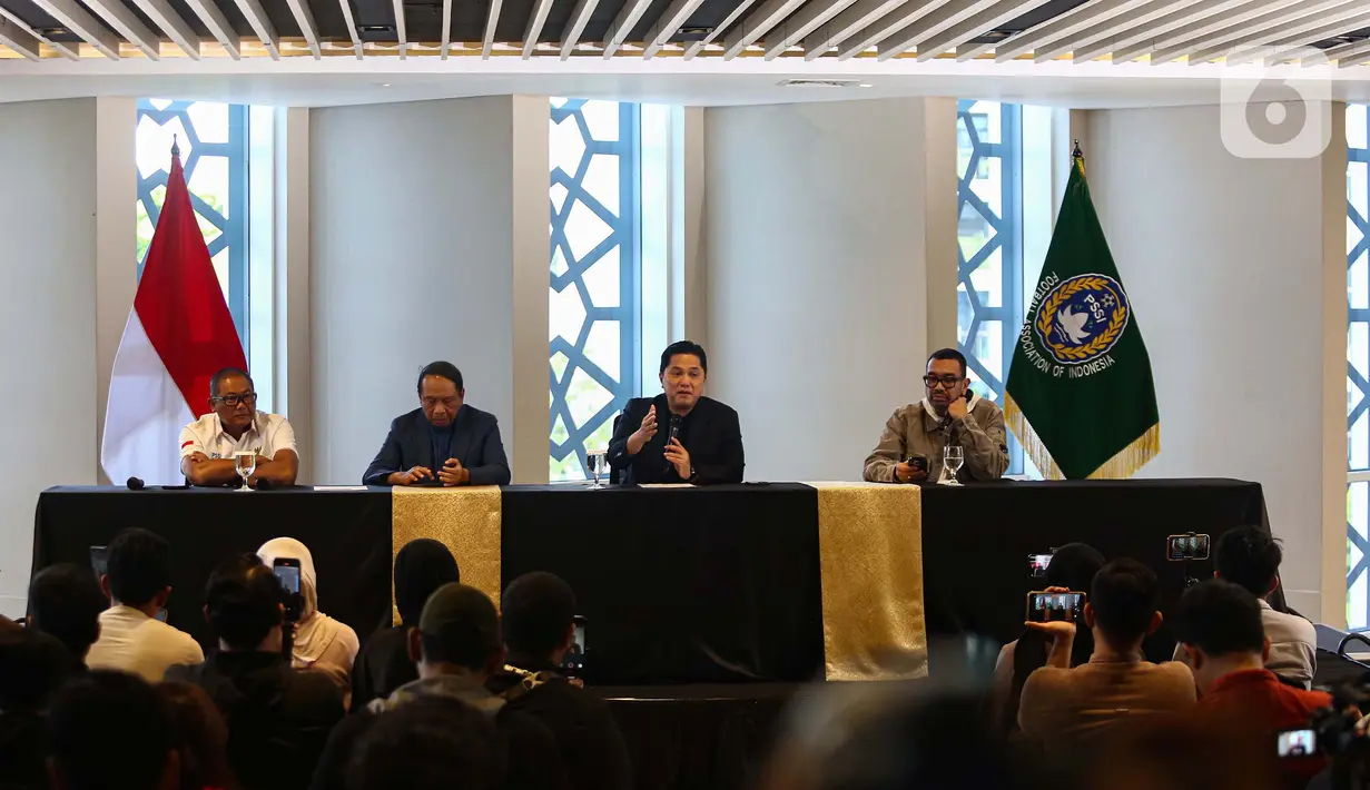 Mantan pemain Timnas Belanda, Jordi Cruyff resmi menandatangi kontrak kerja sama dengan PSSI pada Selasa (25/2/2025) dini hari atau tepatnya pukul 03.00 WIB. (Liputan6.com/Angga Yuniar)