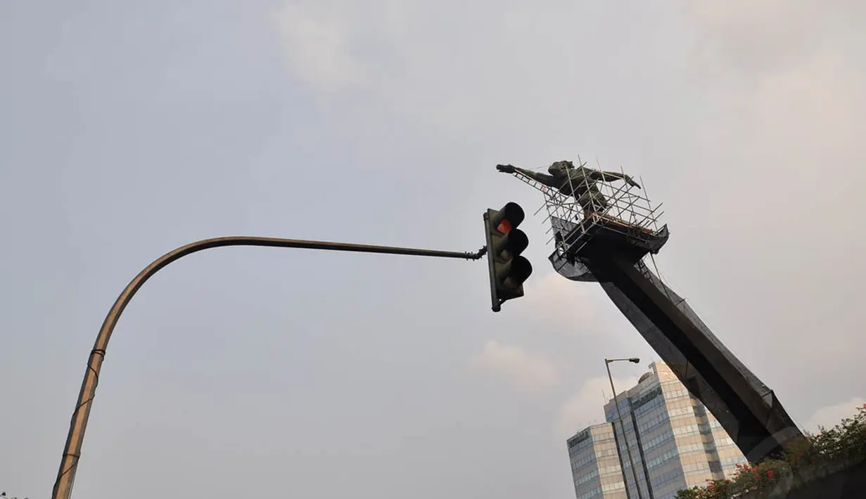 Pembersihan Patung Dirgantara atau Patung Pancoran siap memasuki tahap akhir, Jakarta, Jumat (28/8/14).(Liputan6.com/Miftahul Hayat)