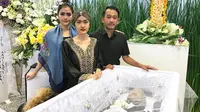 Julia Perez dan Vega Darwanti melayat ayah Ruben Onsu, Johannes Abraham Onsu. (Instagram)