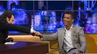 Cristiano Ronaldo mengakui banyak wanita yang mengejarnya pada acara Jonathan Ross Show, Kamis (12/11/2015) waktu setempat. (Daily Mail)